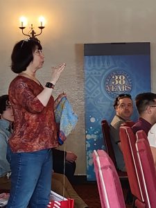 Jody Lynn Nye instructing during the workshop at WotF38